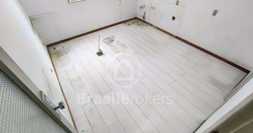 Sala comercial no condomínio iskye no coração da tijuca a 2 minutos do metrô e a 6 do shopping tijuca.