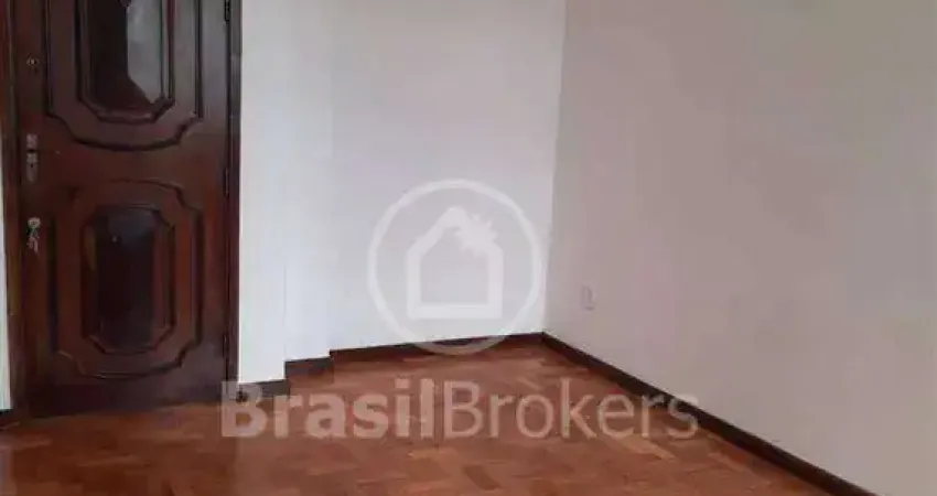 Apartamento de 2 quartos com 60 m², com dependência completa a 6 minutos do metrô e a 10 do shopping tijuca