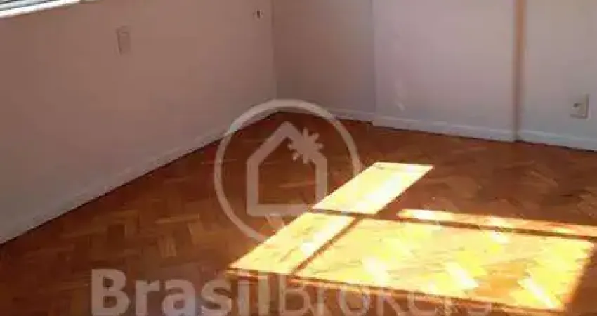 Sala comercial com 60 m² em condomínio misto com uma vista espetacular a 7 minutos do metrô da cinelândia.