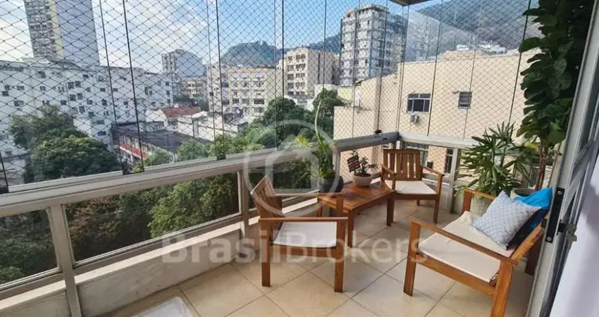 Apartamento de 3 quartos (1 suíte) com 156 m², varandas, vagas de garagem a 7 minutos do metrô.
