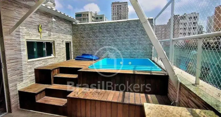Casa em condomínio, 3 quarto, terraço, piscina e 2 vagas. reformada.