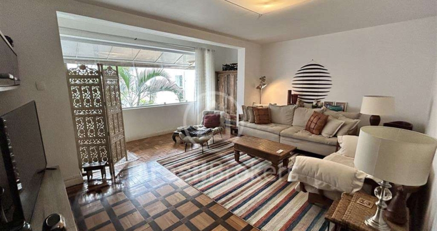 Joia Rara em Botafogo: Apartamento Reformado com 160m²' e uma vaga