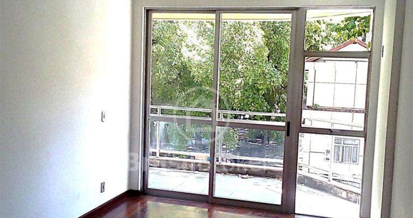 Laranjeiras Sala 2 quartos suite vaga..Rua tranquila e silenciosa