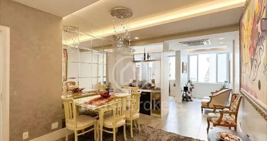 Apartamento reformado na Avenida Atlântica