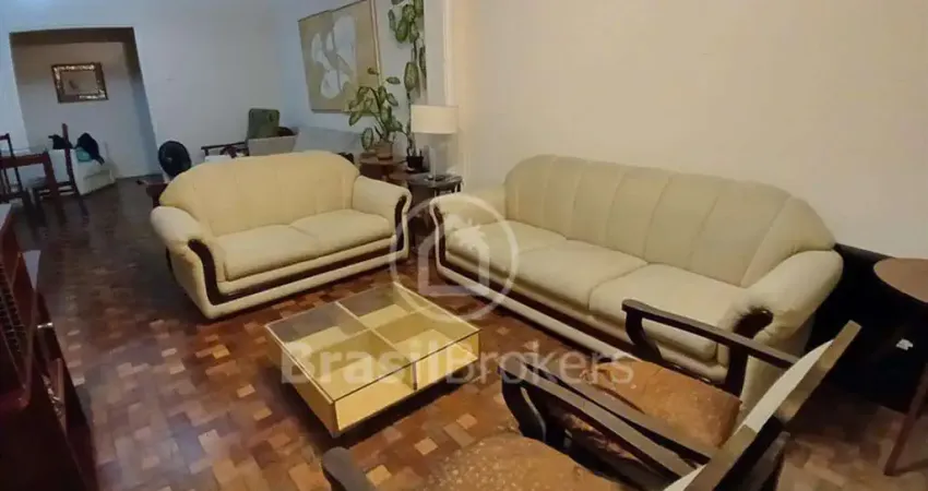 Amplo apartamento à venda com 3 quartos, sendo 1 suíte no posto 5.