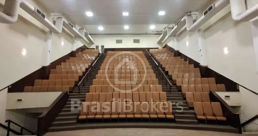 Teatro em Copacabana com 420 lugares + apartamento anexo à venda