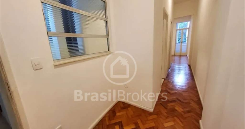 Quarto e sala à venda com 54m² na Martins Ferreira, quase Humaitá!