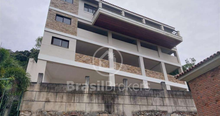 Casa triplex/ primeira locação, varandão, salão, 3 quartos, suíte e estacionamento coberto para mais de 5 carros + depósito.