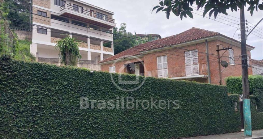 Casa Duplex, 5 quartos, com varandão/  568 m² em SANTA TERESA.