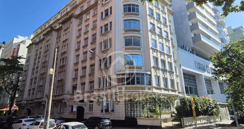 Apartamento à venda com 4 quartos na quadra da Praia de Copacabana
