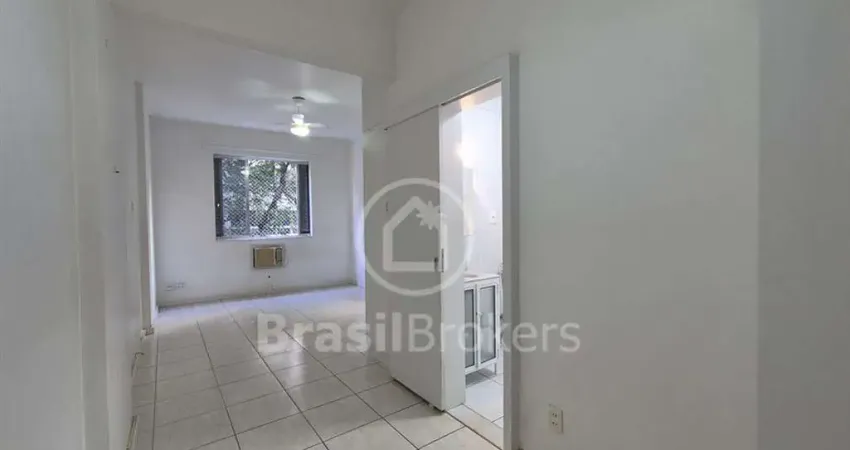 Conjugado amplo à venda em localização privilegiada em Copacabana.