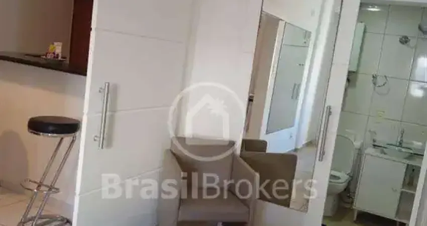 Apartamento vista lateral mar com 1 quarto à venda na quadra da Praia de Copacabana.