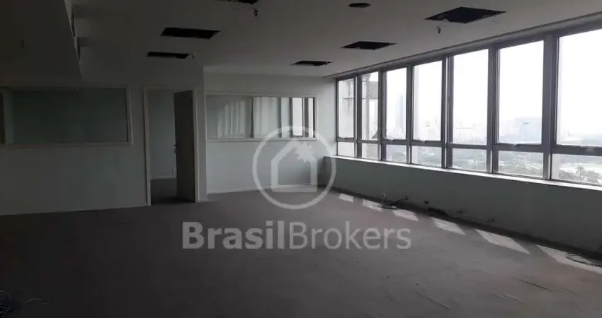 Sala comercial de 160m² com 3 vagas com localização privilegiada!