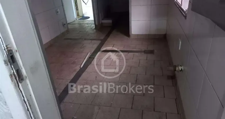 Apartamento de frente, vista livre. sala 2 quartos e dependência.