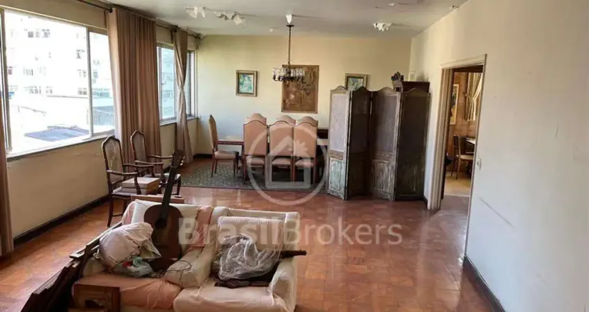 Excelente apartamento de frente, prédio em centro de terreno, andar alto com 200 m2