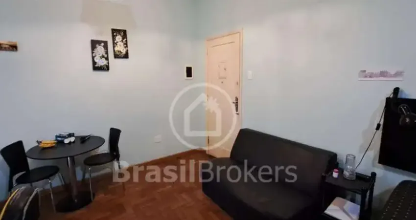 Apartamento studio reformado com 28 m², em Copacabana - Rio de Janeiro