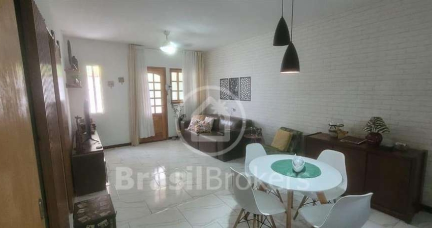 Casa linear e com terraço em  condomínio fechado