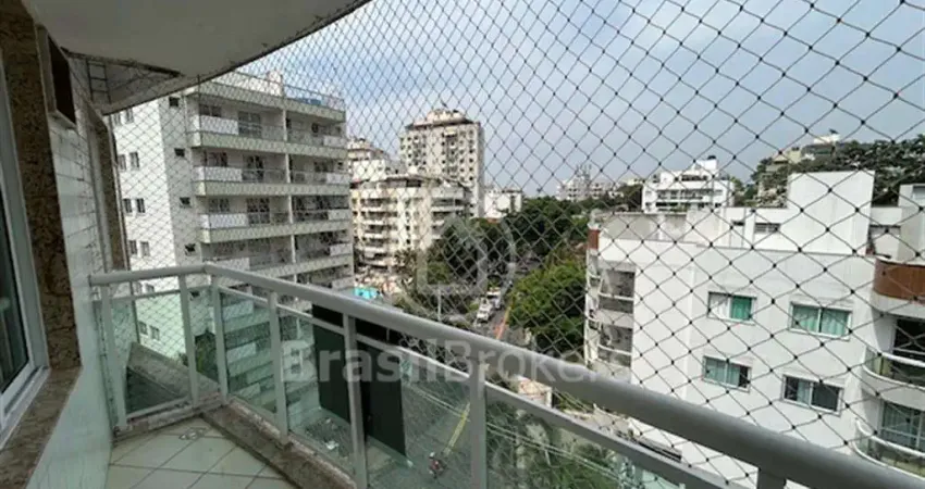 Excelente apartamento em prédio único com vista livre na Freguesia, com lazer. Localização privilegiada no Bairro..
