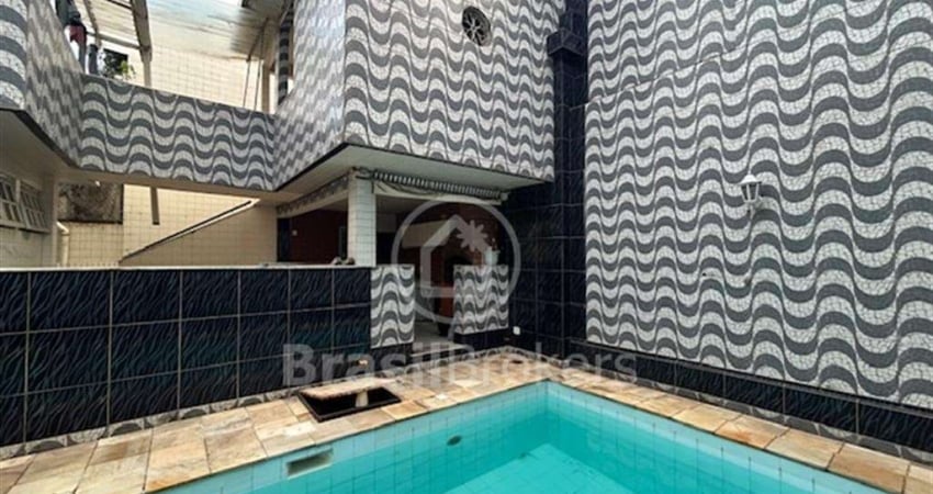 Ótima casa duplex com 360 metros em rua familiar no bairro Taquara.