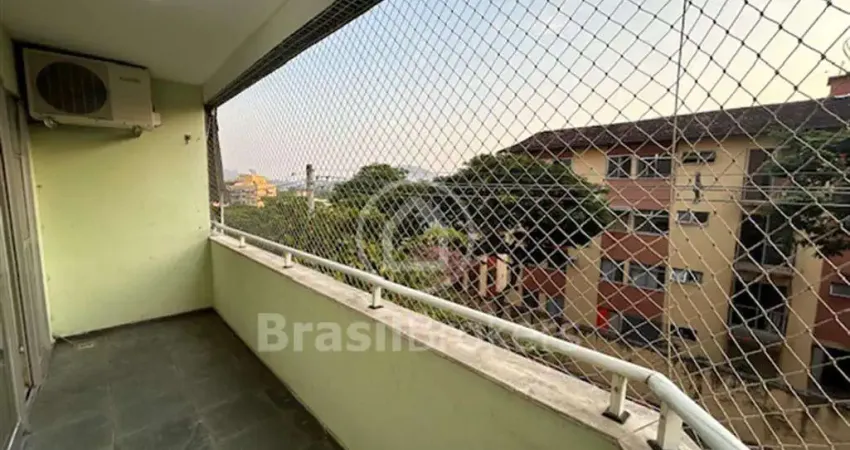 Ótimo apartamento frente com vista livre em rua familiar na Freguesia. Condomínio fechado.