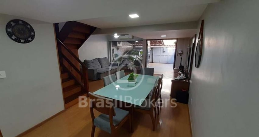 Casa Duplex à venda com 155 m² e 3 quartos sendo 1 suite