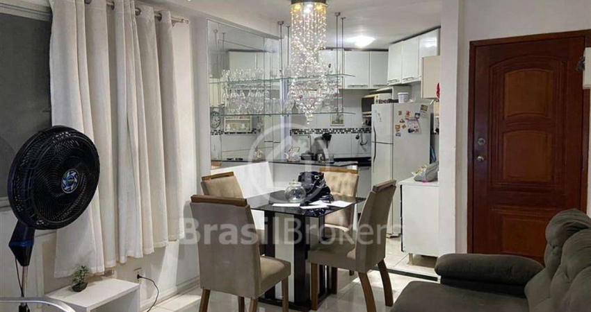 Apartamento 02 quartos reformado e com móveis planejados situado em Condomínio com total infraestrutura e segurança.