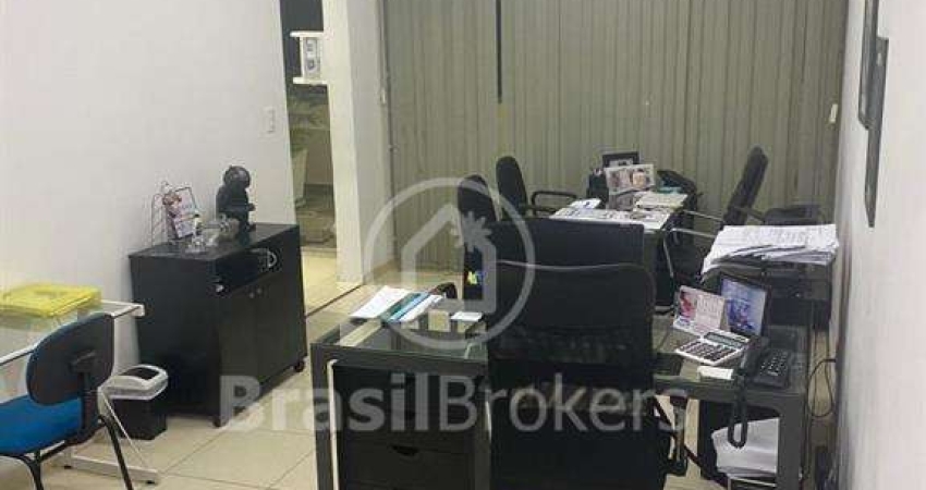 Ótimas salas comerciais , sendo ofertadas como juntas com armários , teto desenhado em gesso , luz indireta, banheiros.