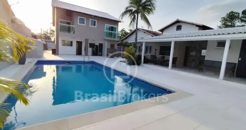 Casa de condomínio, 343 m2 construídos, 5 quartos sendo 4 suítes.