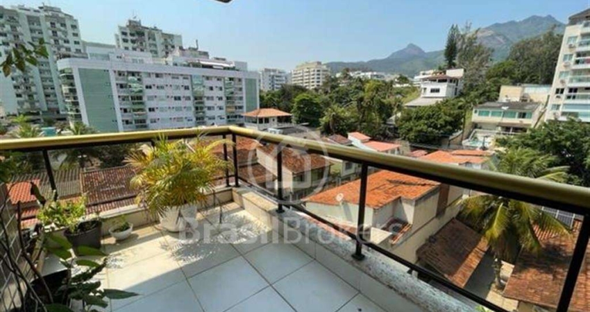 Excelente apartamento prédio único em área nobre na Freguesia com 224 m2 frente de rua.