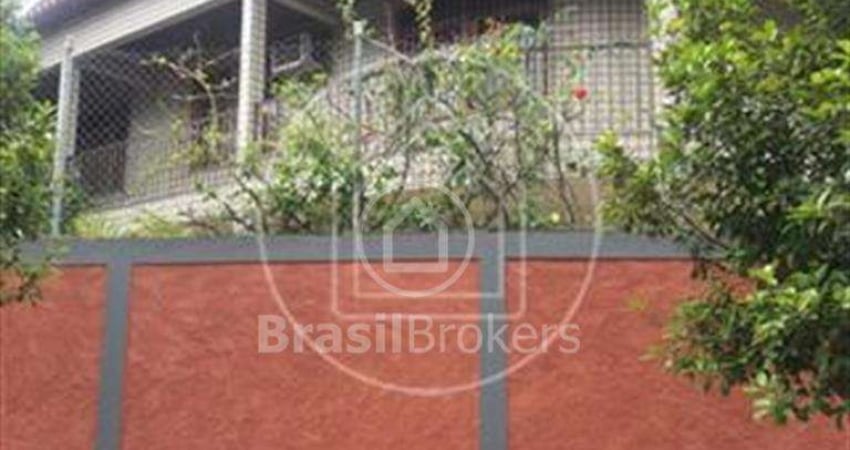 Casa à venda com 477,00m² e 2 quartos em Jardim Sulacap, Rio de Janeiro - rj