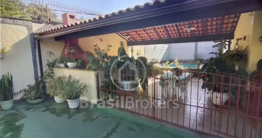 Casa com piscina churrasqueira condomínio fechado