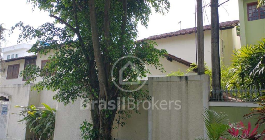 Casa de Condomínio 4 quartos, sendo 1 suíte
