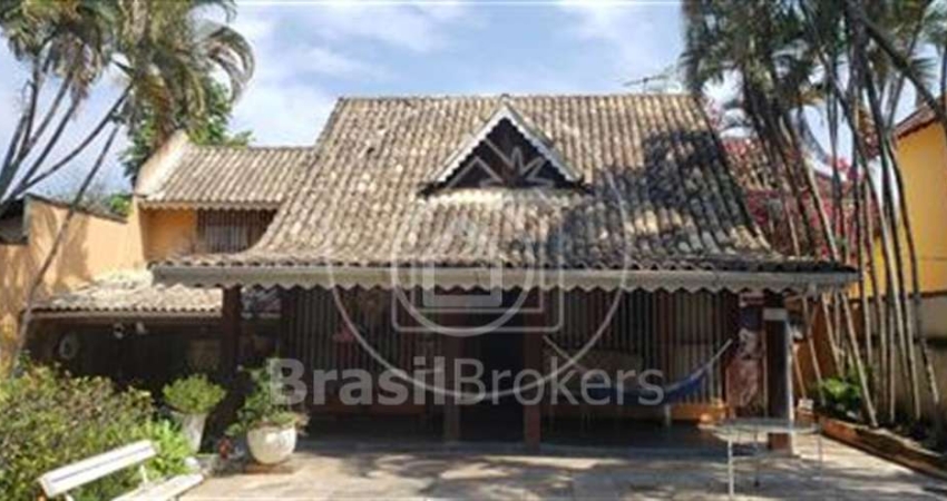 Casa de Condomínio 4 quartos, sendo 4 suítes