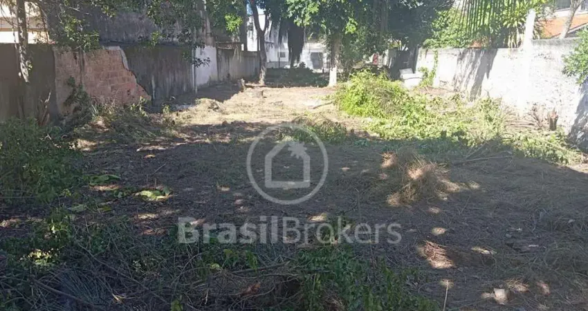 Terreno, linear, na Taquara com 12 metros de frente e 68,20 metros de lado e um total de 818 metros quadrado, próximo ao Prezunic na praça Jauru.