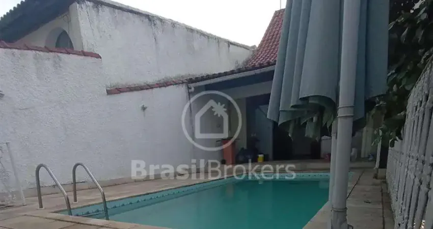 Casa linda no Condomínio Suiça Carioca na Freguesia em Jacarepaguá