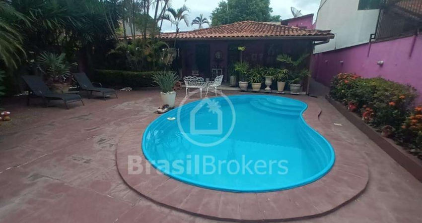 Casa linear 3 quartos, 2 suítes, 2 vagas  condomínio fechado. Para voĉe e sua família.