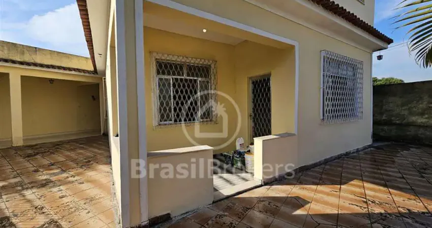 Ótima casa duplex com 270 metros ,muito espaçosa para família em rua familiar.