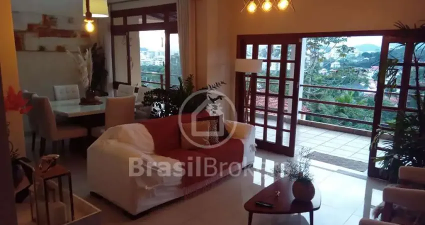 Casa com excelente vista e arquitetura no condomínio eldorado