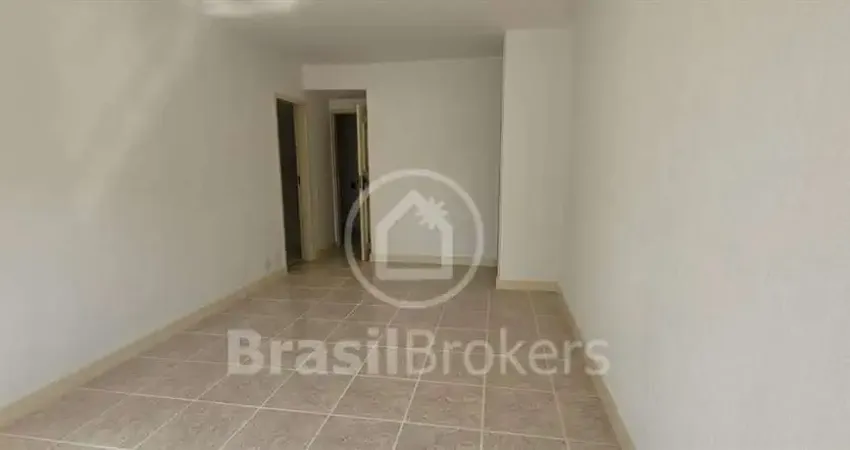 Apartamento com 2 quartos, 2 varandas e dependência completa na freguesia em jacarepaguá
