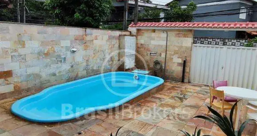 Casa de condomínio com 3 quartos, piscina, quintal, churrasqueira