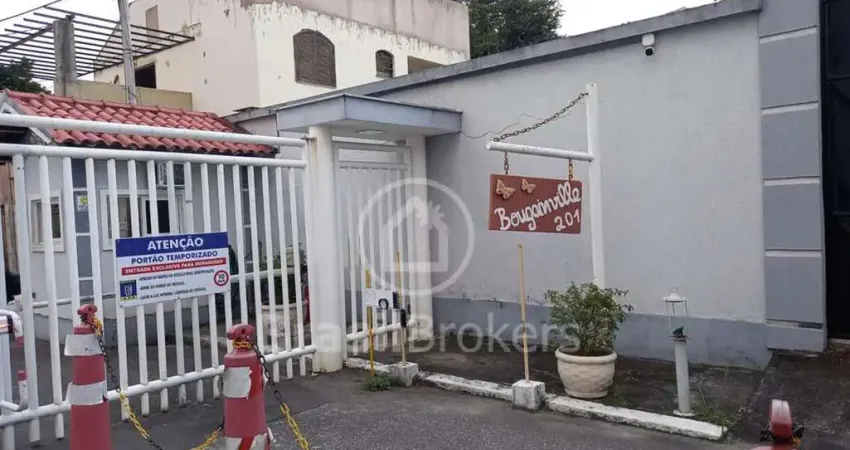 Casa fechada condomínio fechado pechincha 07 quartos sendo 02 suite com varandão de apoio.