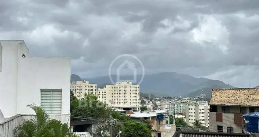 Casa duplex em condomínio fechada com 2 quartos sendo 1 suíte.