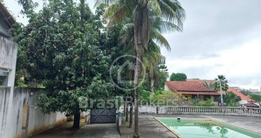 Casa em condomínio fechado com 4 quartos , sendo 3 suítes na freguesia.