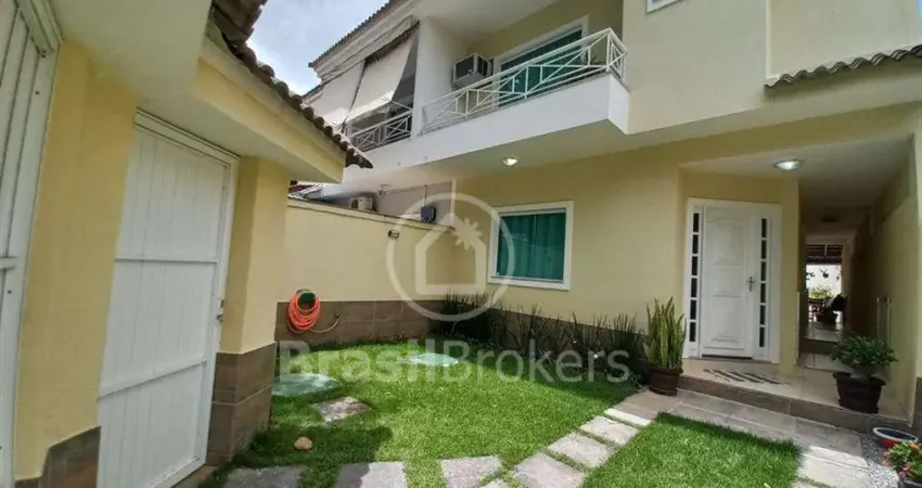 Casa em condomínio fechado com 3 quartos sendo 1 suíte próximo de shopping.