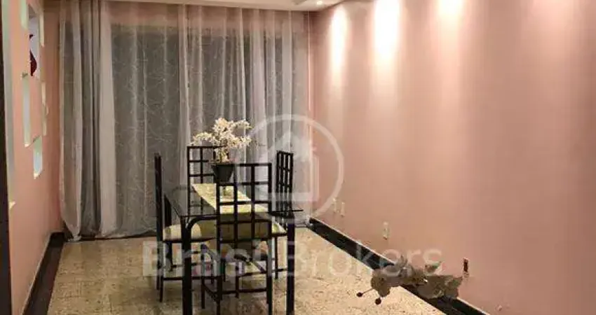 Excelente casa triplex com 386 m²; de área construída.em rua plana no jardim Carioca próximo à Estrada do Galeão