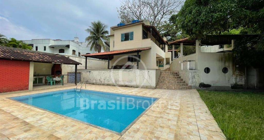 Casa à venda com 351,00m² e 4 quartos em Jardim Guanabara, Rio de Janeiro - rj