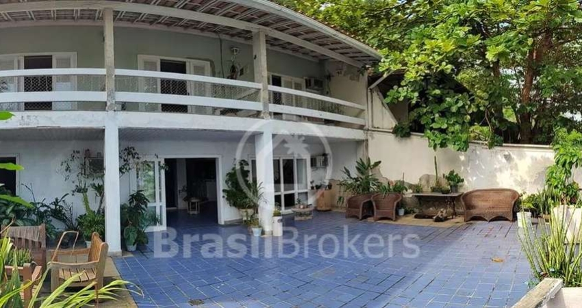 Casa de Frente para a Praia da Bica com vista deslumbrante!