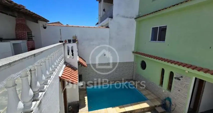 Casa à venda triplex 5 quartos com piscina, churrasqueira, salão de festas em rua fechada Moneró