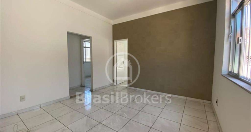 ÓTIMO  APARTAMENTO DE 2 QUARTOS AO LADO DO COMERCIO E CONDUÇÃO