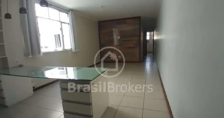 Apartamento de 2 quartos com dependência revertida em escritório com suíte em prédio com elevador na Freguesia, Ilha do Governador!